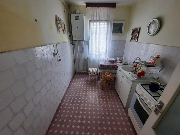 Apartament cu 2 camere, etajul 2/4, zona Podu Ros - 3