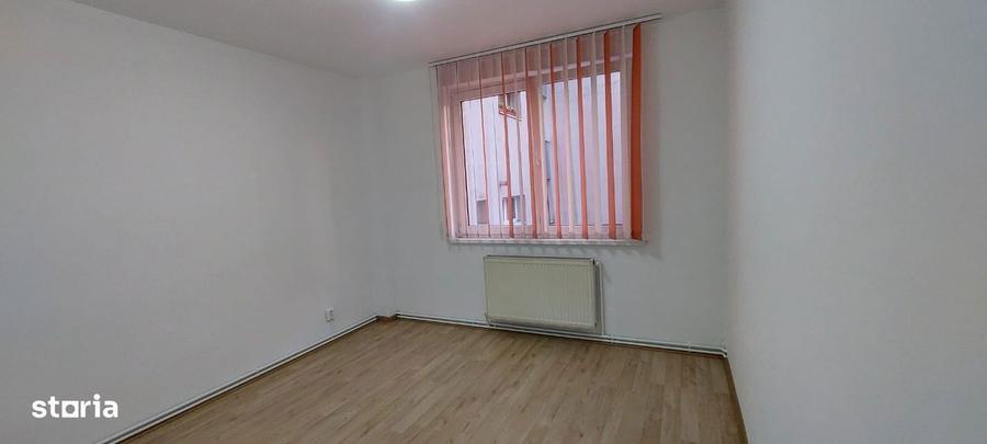 De inchiriat spatiu comercial/ birouri 40 mp - zona Poli 2 - 6