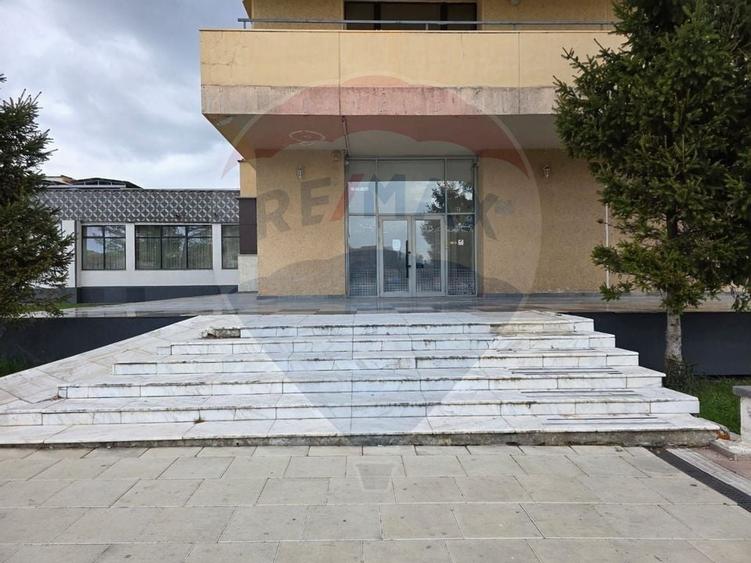Spatiu comercial de inchiriat in zona centrala a mun Onesti - 10