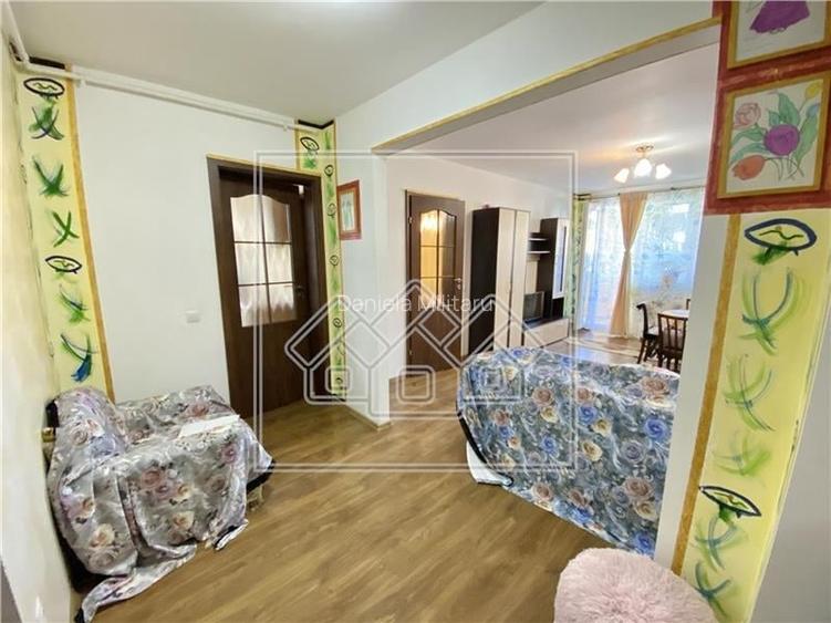 Apartament 2 camere si balcon, etaj intermediar - zona Mihai Viteazu