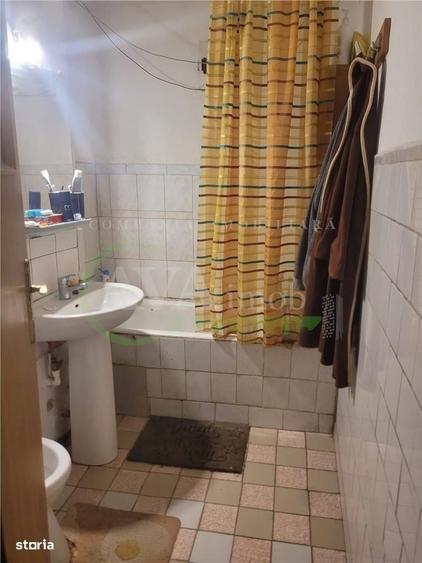 Apartament cu 3 camere semidecomandat în Central