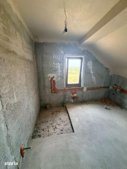 Casă cu 5 camere cu Teren 70 Mp în Livezile