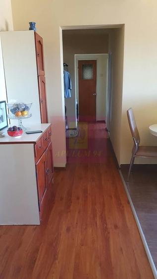 Apartament cu 4 camere semidecomandat în Berceni