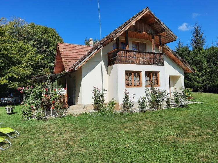 Casă individuală cu 5 camere cu Teren 4070 Mp în Soveja