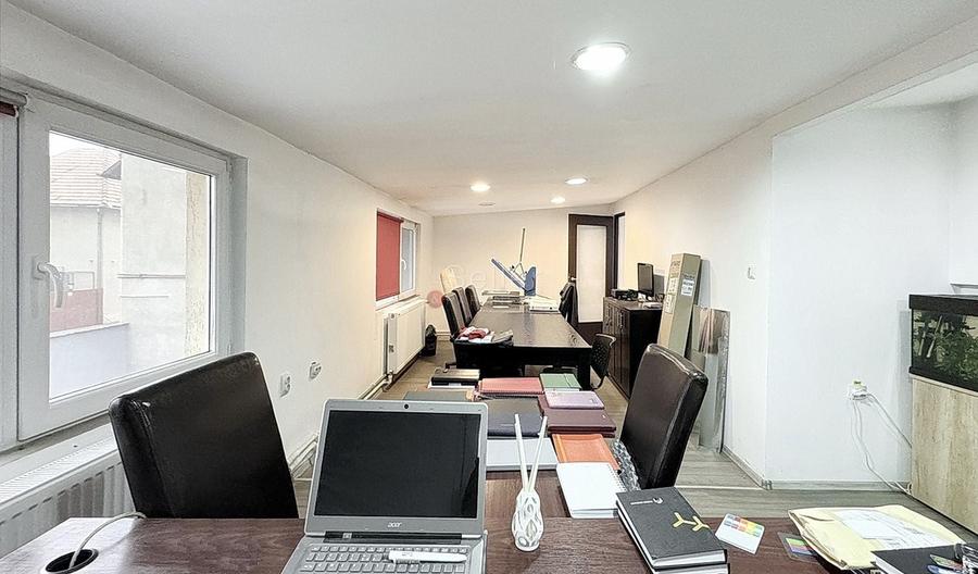 Casă individuală cu 9 camere cu Canalizare în Bartolomeu