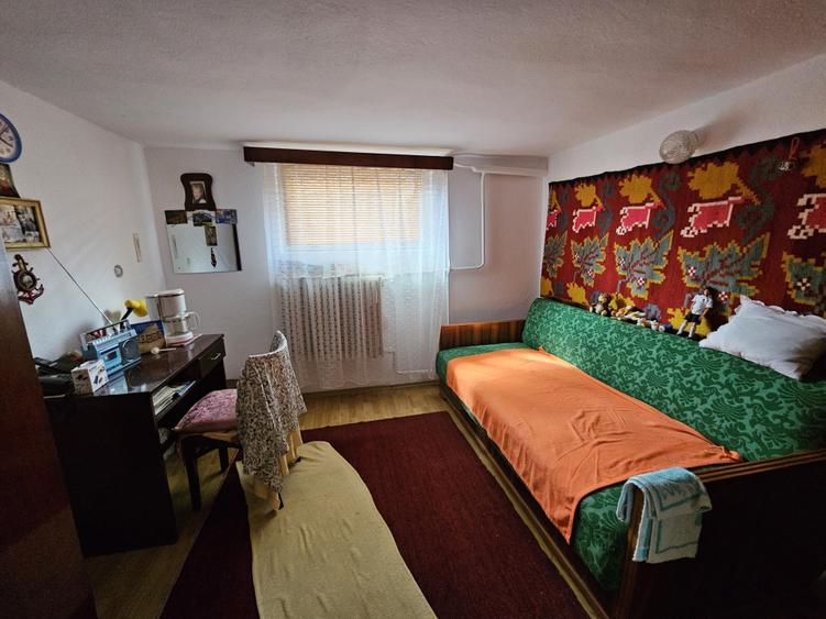 Casă individuală cu 5 camere cu Canalizare în Girocului