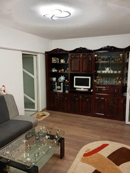 Apartament cu 3 camere semidecomandat în Micro 3