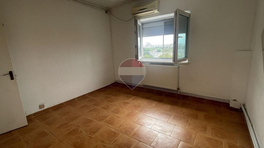 Apartament cu 3 camere decomandat în Berceni