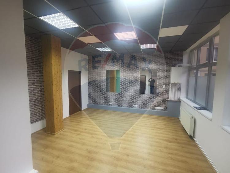 DE INCHIRIAT - Spatiu comercial 34 mp, Piata Revolutiei, Baia Mare - 1