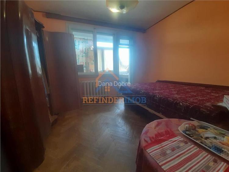 Apartament cu 3 camere semidecomandat în Grivița Apartament cu 3 camere semidecomandat în Grivița