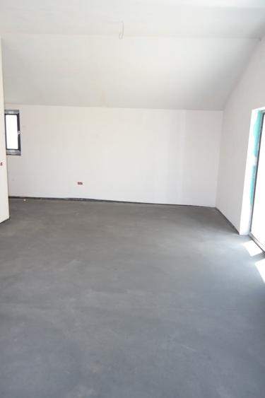 Duplex cu 5 camere cu Canalizare în Glina