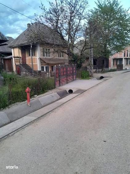 Doua case in zona linistita 1500Mp - 2