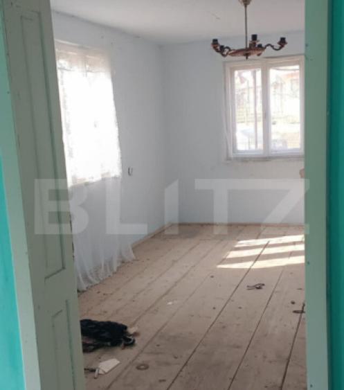 Casa cu 3 camere, bucatarie si baie, 105 mp ?i un teren de - 9