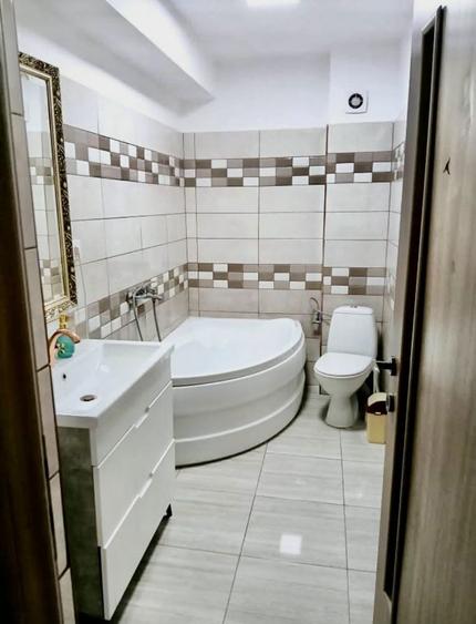 Vand apartament 3 camere in zona tractoru - 1