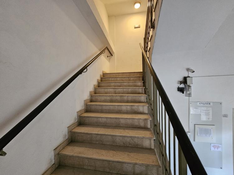 Ap. deosebit 2 cam, et. 3, semidec, cu parcare, Bogdăneștilor, colț cu Mendeleev - 12