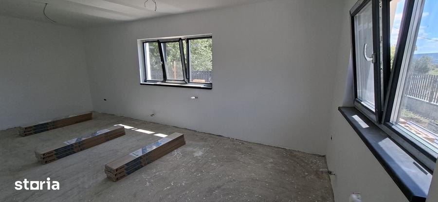Casă cu 4 camere cu Teren 310 Mp în Cristești