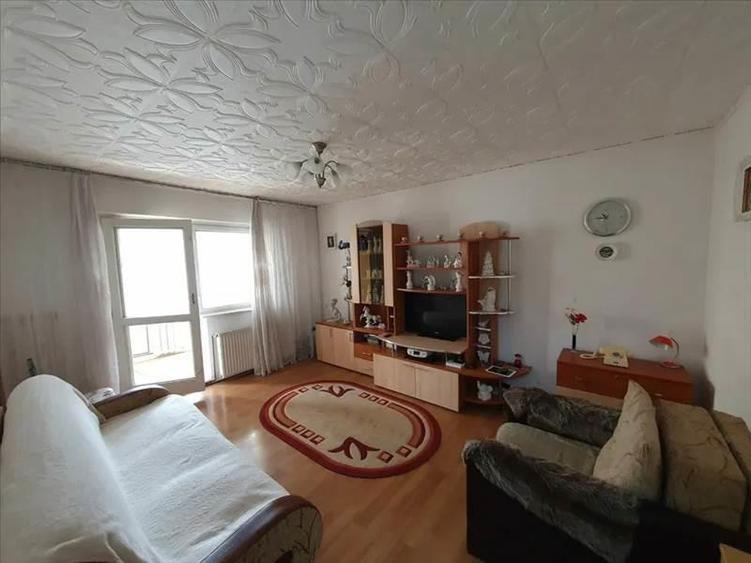 Apartament 2 decomandat  ,etajul 1, intrare Racadau-Carpatilor - 1