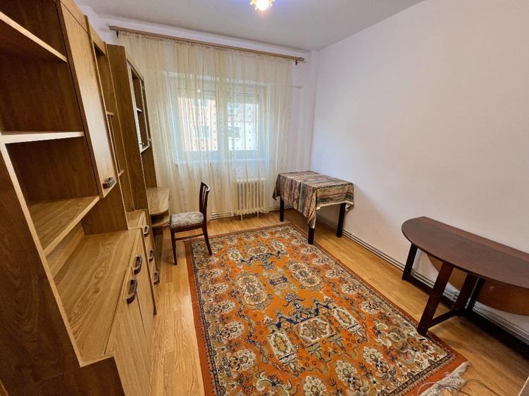 INCHIRIEZ apartament 4 camere decomandat, zona Vasile Aaron - 2