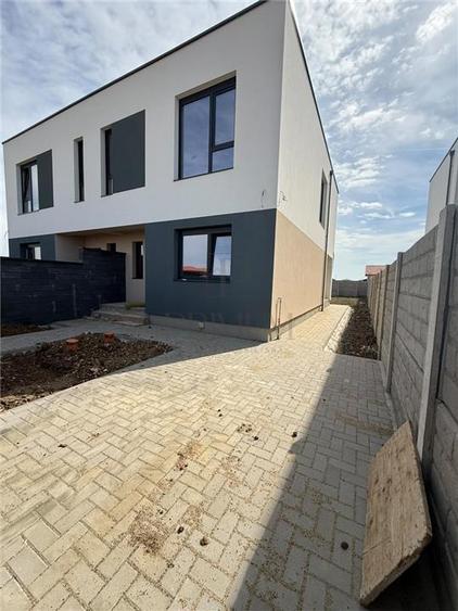 Duplex cu 4 camere cu Teren 300 Mp în Moșnița Nouă