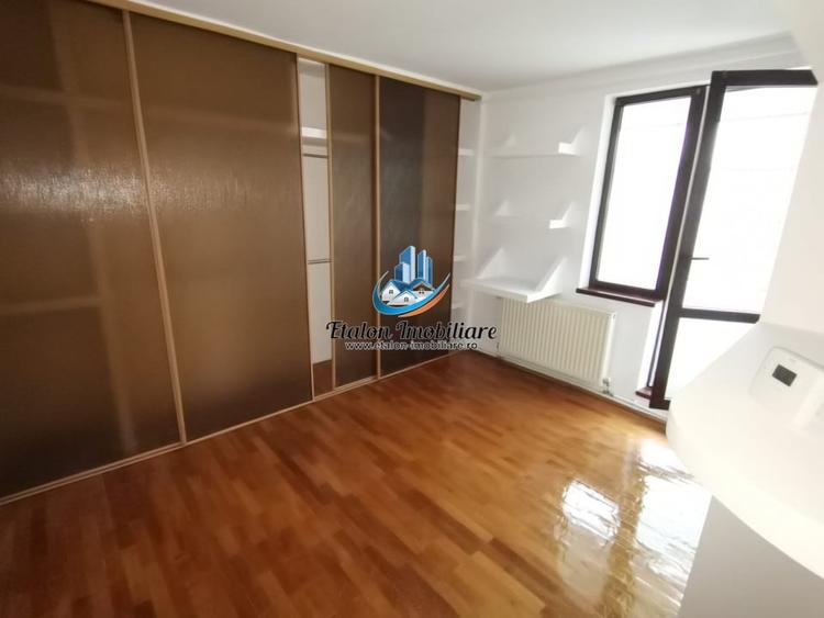 Apartament 3 camere etaj 4, cu pod, zona centrala Piatra Neamt - 1