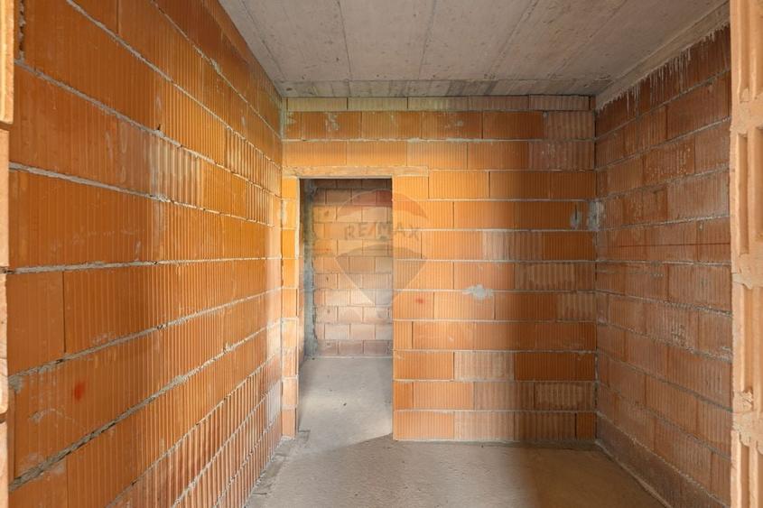 Casa la rosu cu teren generos, 500 mp, situata pe strada Ostasului - 17