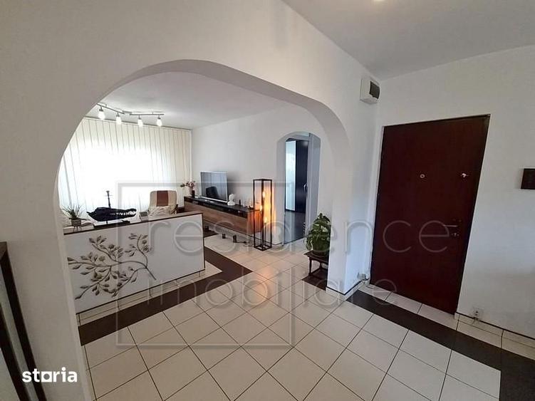 Apartament cu 4 camere decomandat în Plopilor