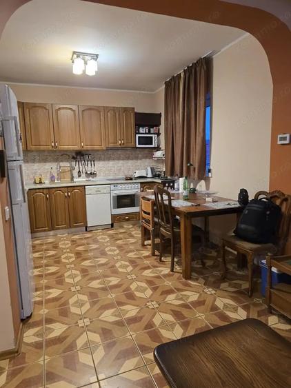 Casă cu 3 camere cu Teren 400 Mp în Sinaia