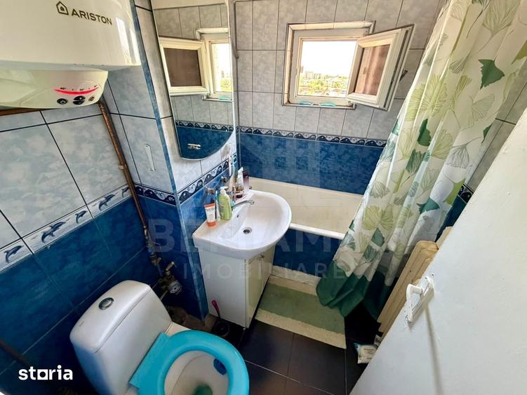 Apartament cu 3 camere semidecomandat în Sărari