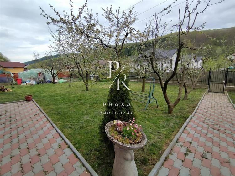Casă individuală cu 6 camere cu Teren 1300 Mp în Tăuți