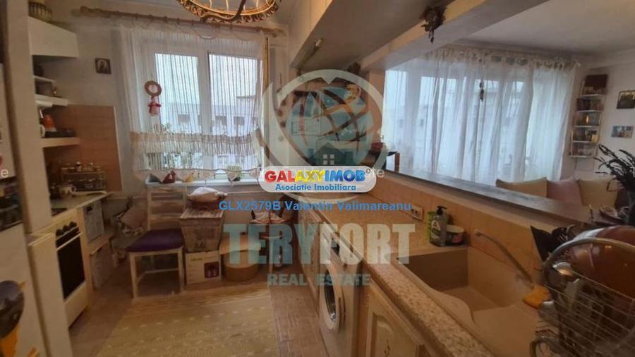 Apartament cu 3 camere semidecomandat, mobilat în Floreasca