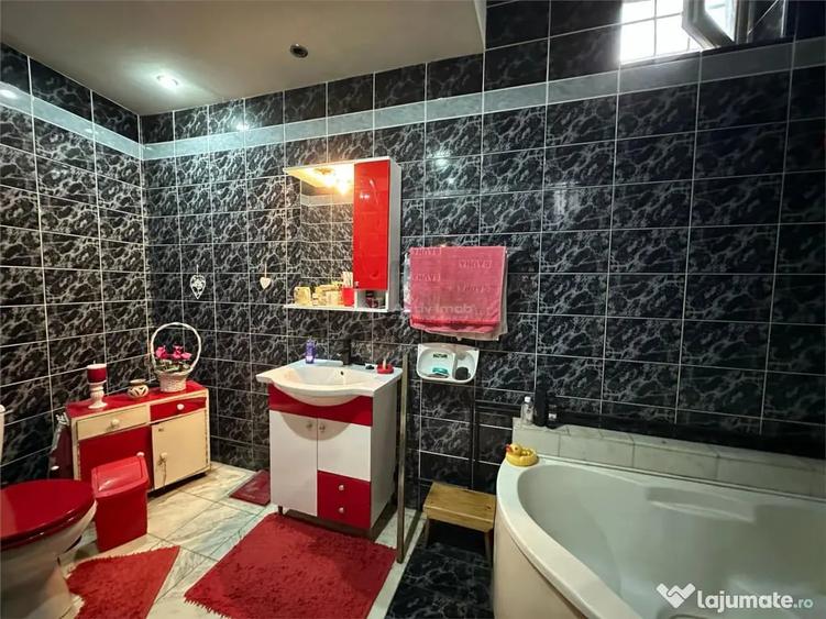 Casă cu 7 camere cu Teren 900 Mp în Central
