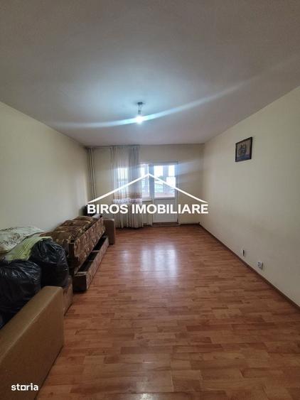 Apartament cu 3 camere decomandat în Rovine