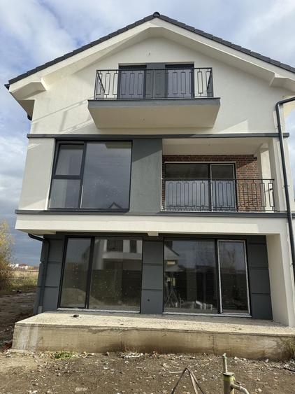 Apartament cu 3 camere decomandat în Ghiroda