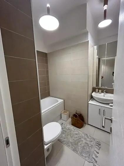 Apartament cu 3 camere semidecomandat, mobilat în Central