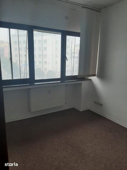 Apartament cu 5 camere decomandat în Romană