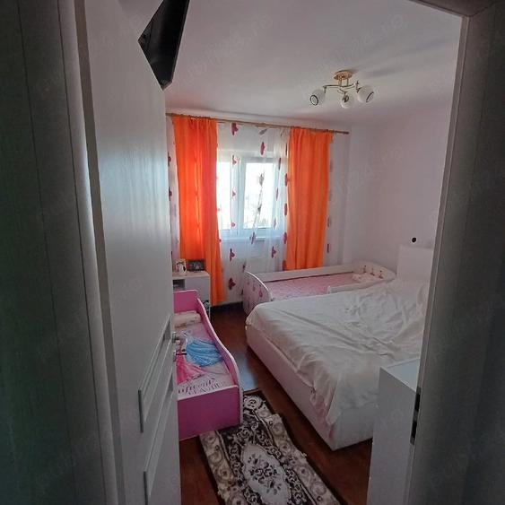Apartament cu 4 camere semidecomandat în Hărmanului