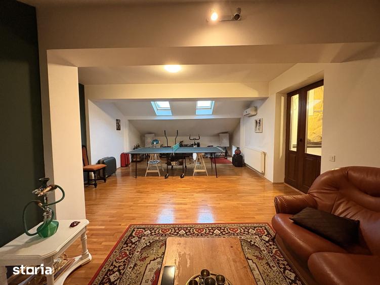 Casă cu 9 camere cu Teren 722 Mp în Străulești