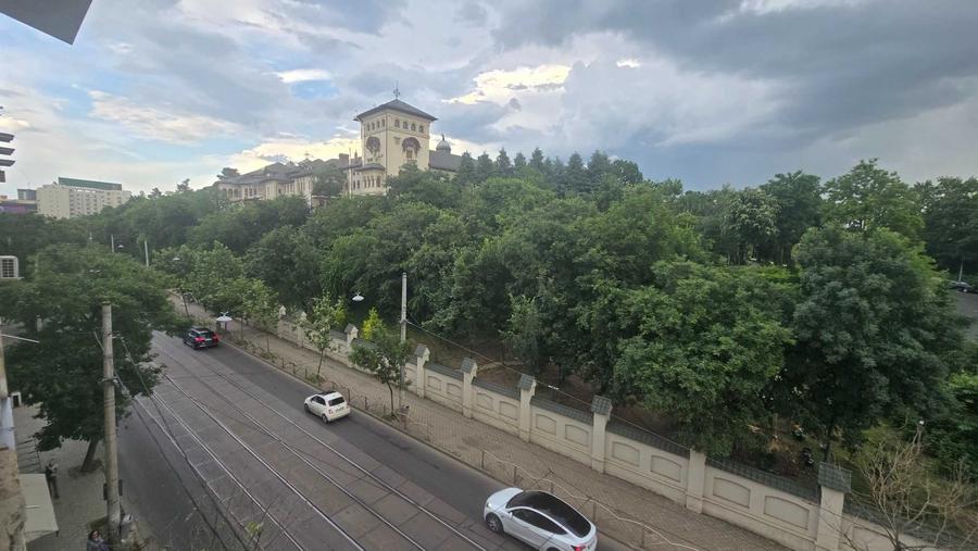 Apartament cu 3 camere decomandat, mobilat în Unirii