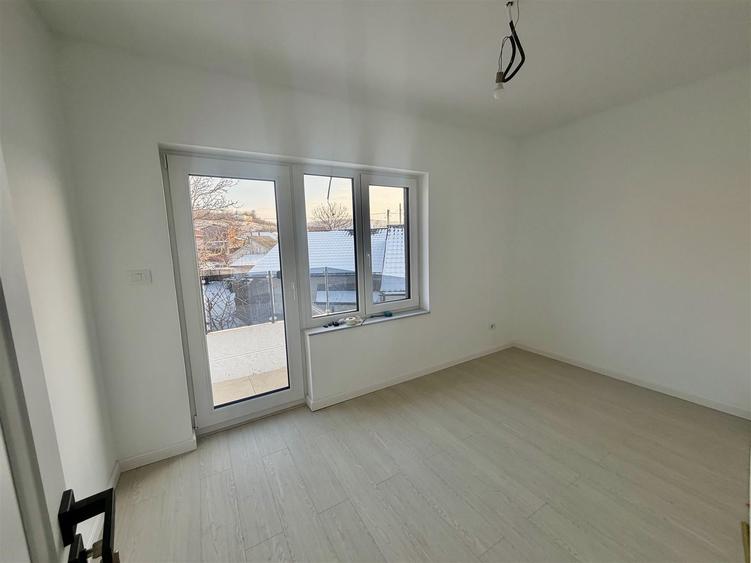Casă cu 4 camere decomandat cu Teren 600 Mp în Uricani