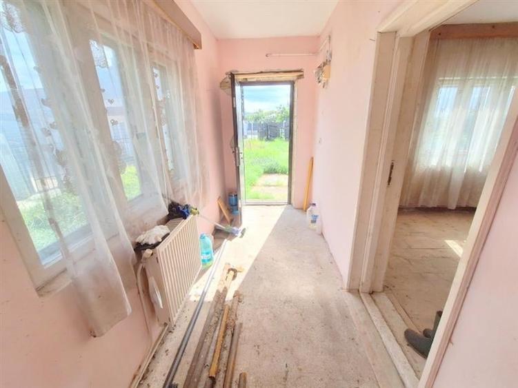 Casa batraneasca  100 mp, teren 4100 mp, zona Izvoare - 11