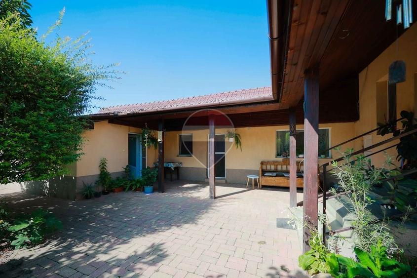 Casă individuală cu 7 camere cu Teren 771 Mp în Sântandrei