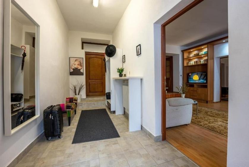 Apartament cu 4 camere decomandat, mobilat în Central