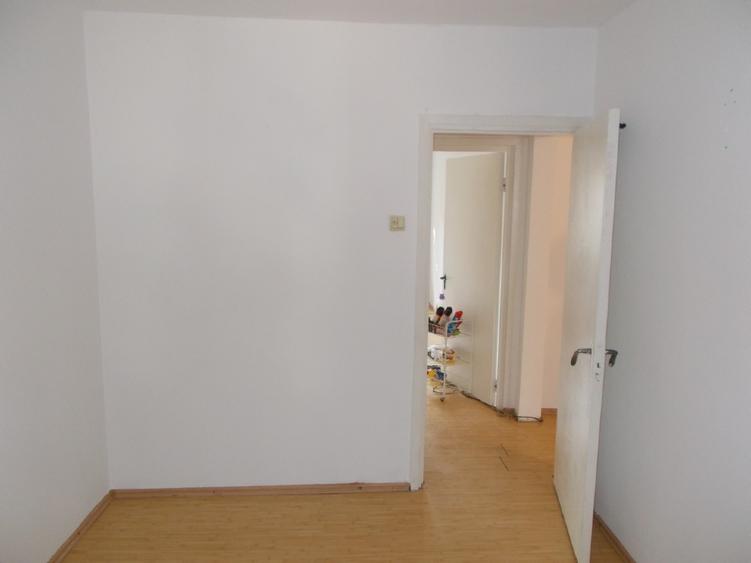 Apartament cu 3 camere semidecomandat în Șagului
