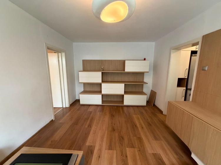 Apartament cu 3 camere semidecomandat în Titan