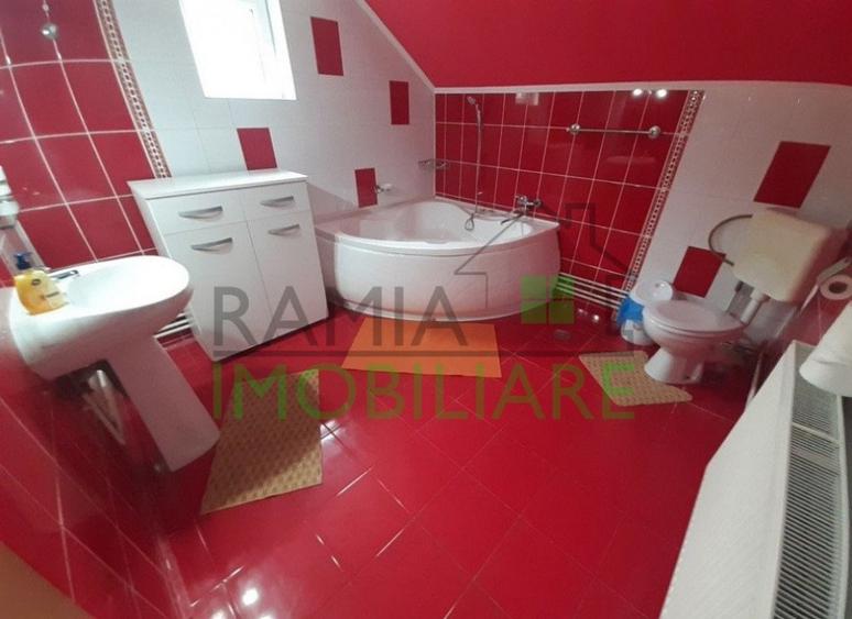 Casă cu 5 camere cu Teren 1000 Mp în Bran