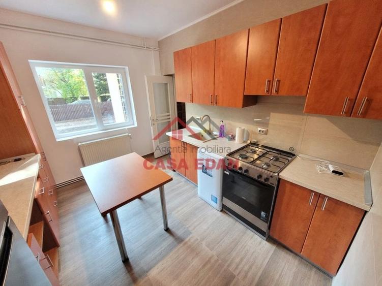 Casă individuală cu 6 camere cu Teren 550 Mp în Central
