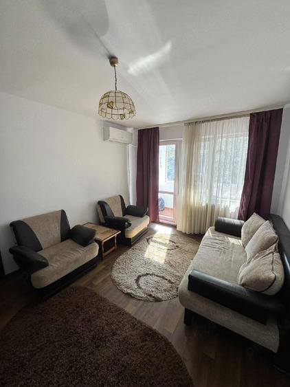 Apartament cu 3 camere semidecomandat în Splai Bahlui
