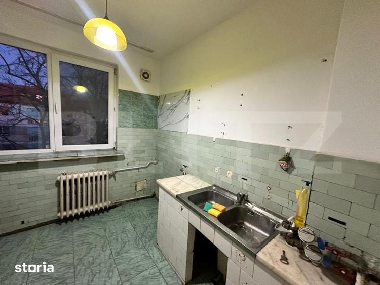 Apartament cu 3 camere semidecomandat în Rovine