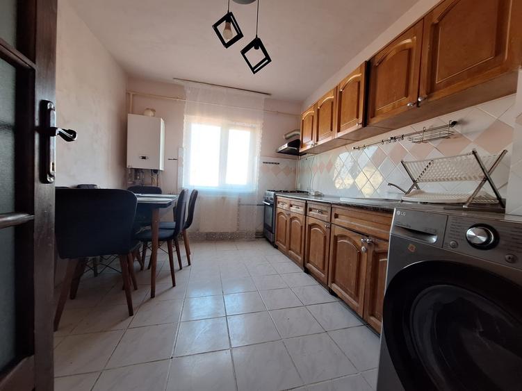 Apartament cu 3 camere decomandat, mobilat în Lipovei
