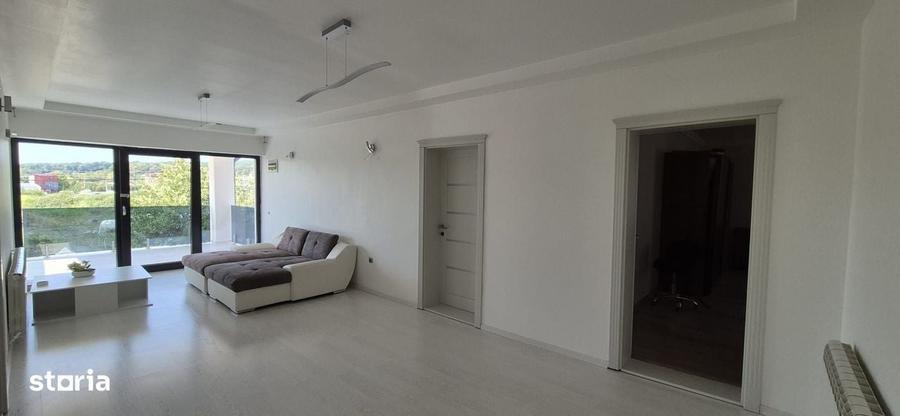 Casă cu 4 camere în Livezeni